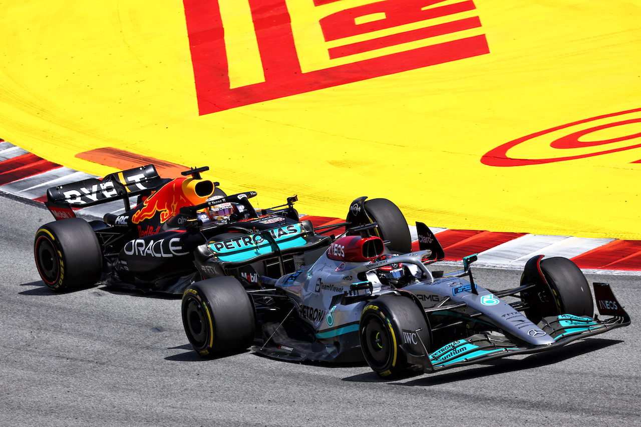 GP SPAGNA, Max Verstappen (NLD) Red Bull Racing RB18 e George Russell (GBR) Mercedes AMG F1 W13 battle for position.
22.05.2022. Formula 1 World Championship, Rd 6, Spanish Grand Prix, Barcelona, Spain, Gara Day.
- www.xpbimages.com, EMail: requests@xpbimages.com © Copyright: Batchelor / XPB Images