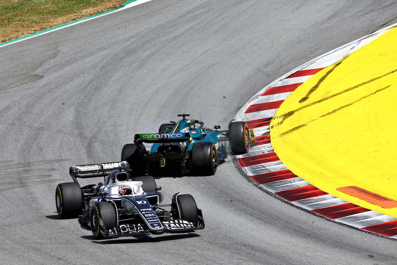 GP SPAGNA, Pierre Gasly (FRA) AlphaTauri AT03 e Lance Stroll (CDN) Aston Martin F1 Team AMR22 collide.
22.05.2022. Formula 1 World Championship, Rd 6, Spanish Grand Prix, Barcelona, Spain, Gara Day.
- www.xpbimages.com, EMail: requests@xpbimages.com © Copyright: Batchelor / XPB Images