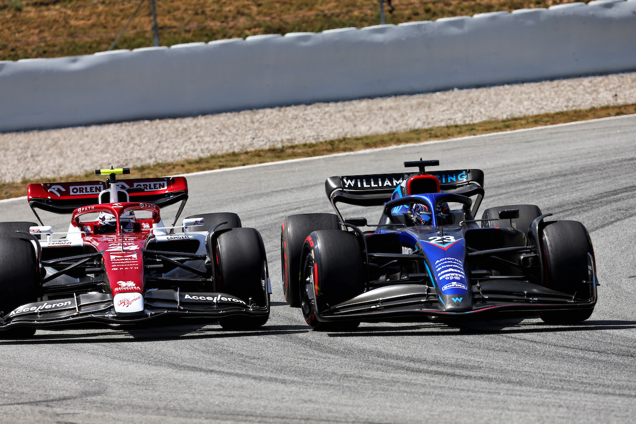 GP SPAGNA, Guanyu Zhou (CHN) Alfa Romeo F1 Team C42 e Alexander Albon (THA) Williams Racing FW44 battle for position.
22.05.2022. Formula 1 World Championship, Rd 6, Spanish Grand Prix, Barcelona, Spain, Gara Day.
- www.xpbimages.com, EMail: requests@xpbimages.com © Copyright: Batchelor / XPB Images