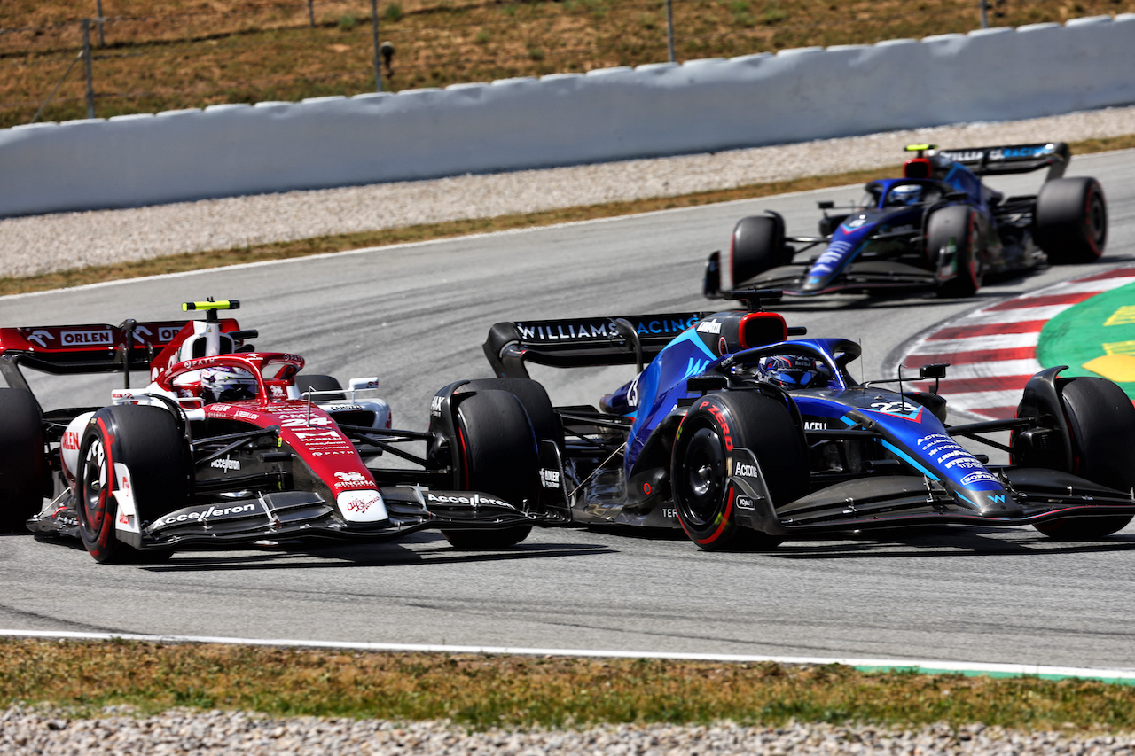 GP SPAGNA, Guanyu Zhou (CHN) Alfa Romeo F1 Team C42 e Alexander Albon (THA) Williams Racing FW44 battle for position.
22.05.2022. Formula 1 World Championship, Rd 6, Spanish Grand Prix, Barcelona, Spain, Gara Day.
- www.xpbimages.com, EMail: requests@xpbimages.com © Copyright: Batchelor / XPB Images