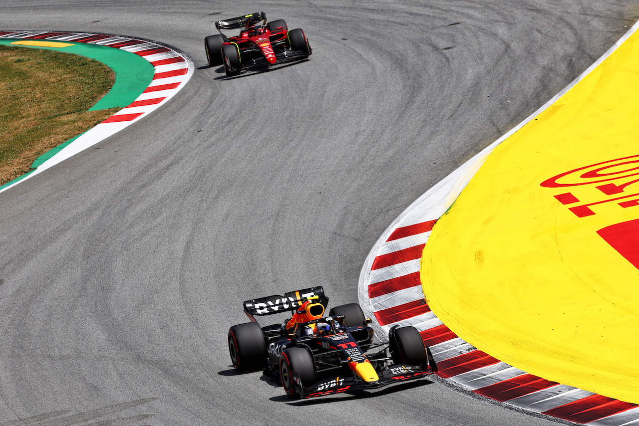 GP SPAGNA, Sergio Perez (MEX) Red Bull Racing RB18.
22.05.2022. Formula 1 World Championship, Rd 6, Spanish Grand Prix, Barcelona, Spain, Gara Day.
- www.xpbimages.com, EMail: requests@xpbimages.com © Copyright: Batchelor / XPB Images