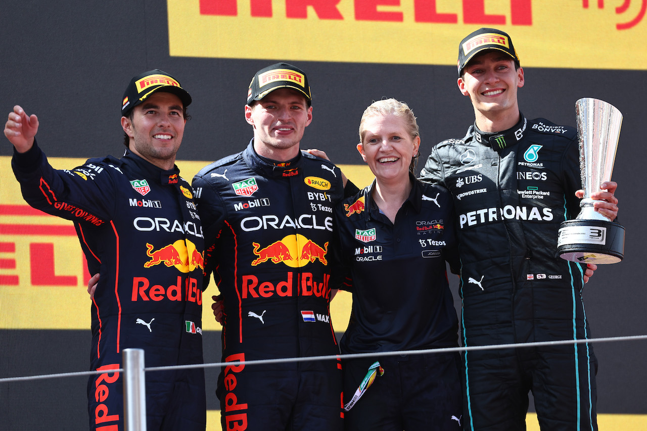 GP SPAGNA, 1st place Max Verstappen (NLD) Red Bull Racing RB18, 2nd place Sergio Perez (MEX) Red Bull Racing RB18 e 3rd place George Russell (GBR) Mercedes AMG F1 W13 with Joanna Fleet (GBR) Red Bull Racing Head Of Human Resources.
22.05.2022. Formula 1 World Championship, Rd 6, Spanish Grand Prix, Barcelona, Spain, Gara Day.
- www.xpbimages.com, EMail: requests@xpbimages.com ¬© Copyright: Batchelor / XPB Images