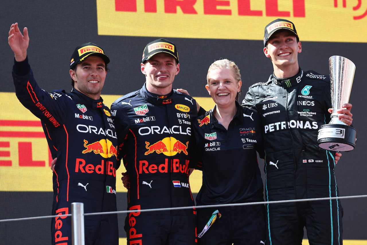 GP SPAGNA, 1st place Max Verstappen (NLD) Red Bull Racing RB18, 2nd place Sergio Perez (MEX) Red Bull Racing RB18 e 3rd place George Russell (GBR) Mercedes AMG F1 W13 with Joanna Fleet (GBR) Red Bull Racing Head Of Human Resources.
22.05.2022. Formula 1 World Championship, Rd 6, Spanish Grand Prix, Barcelona, Spain, Gara Day.
- www.xpbimages.com, EMail: requests@xpbimages.com ¬© Copyright: Batchelor / XPB Images