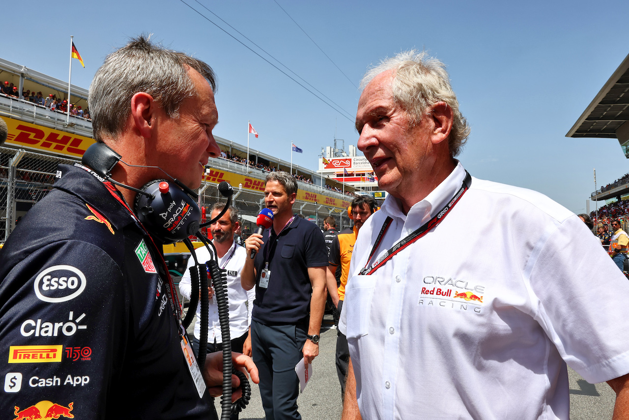 GP SPAGNA, (L to R): Paul Monaghan (GBR) Red Bull Racing Chief Engineer with Dr Helmut Marko (AUT) Red Bull Motorsport Consultant on the grid.
22.05.2022. Formula 1 World Championship, Rd 6, Spanish Grand Prix, Barcelona, Spain, Gara Day.
- www.xpbimages.com, EMail: requests@xpbimages.com © Copyright: Batchelor / XPB Images