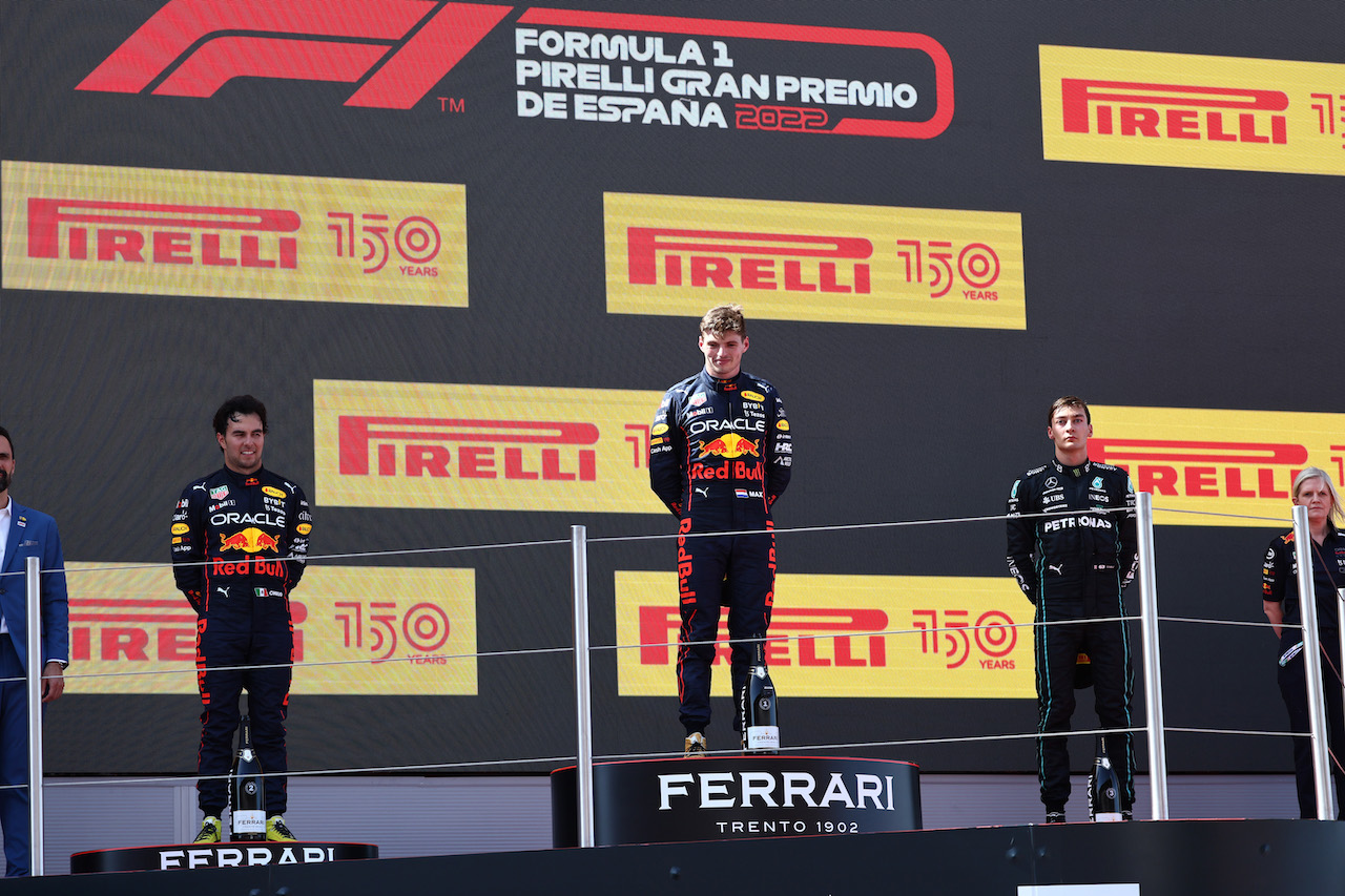 GP SPAGNA, 1st place Max Verstappen (NLD) Red Bull Racing RB18, 2nd place Sergio Perez (MEX) Red Bull Racing RB18 e 3rd place George Russell (GBR) Mercedes AMG F1 W13 with Joanna Fleet (GBR) Red Bull Racing Head Of Human Resources.
22.05.2022. Formula 1 World Championship, Rd 6, Spanish Grand Prix, Barcelona, Spain, Gara Day.
- www.xpbimages.com, EMail: requests@xpbimages.com ¬© Copyright: Batchelor / XPB Images
