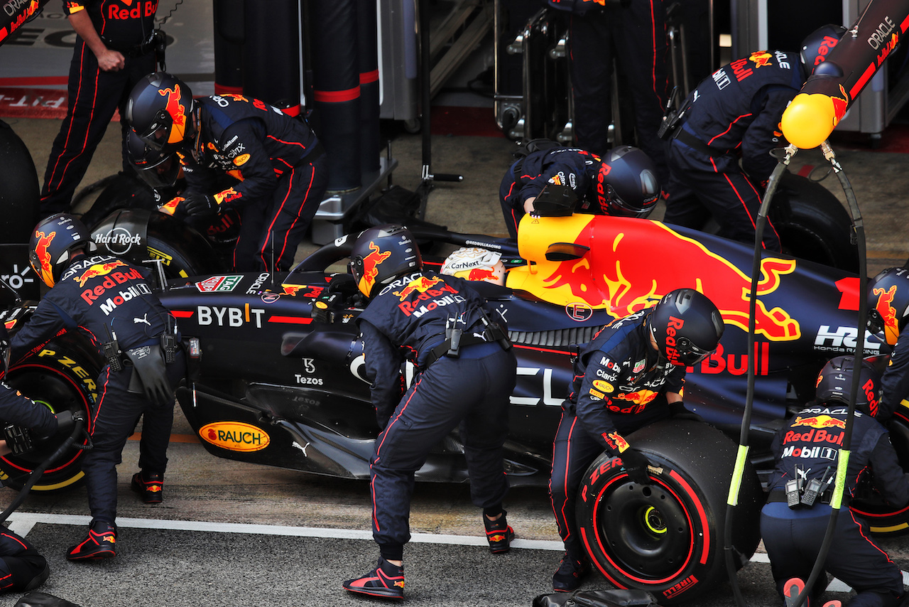 GP SPAGNA, Max Verstappen (NLD) Red Bull Racing RB18 makes a pit stop.
22.05.2022. Formula 1 World Championship, Rd 6, Spanish Grand Prix, Barcelona, Spain, Gara Day.
 - www.xpbimages.com, EMail: requests@xpbimages.com © Copyright: Coates / XPB Images