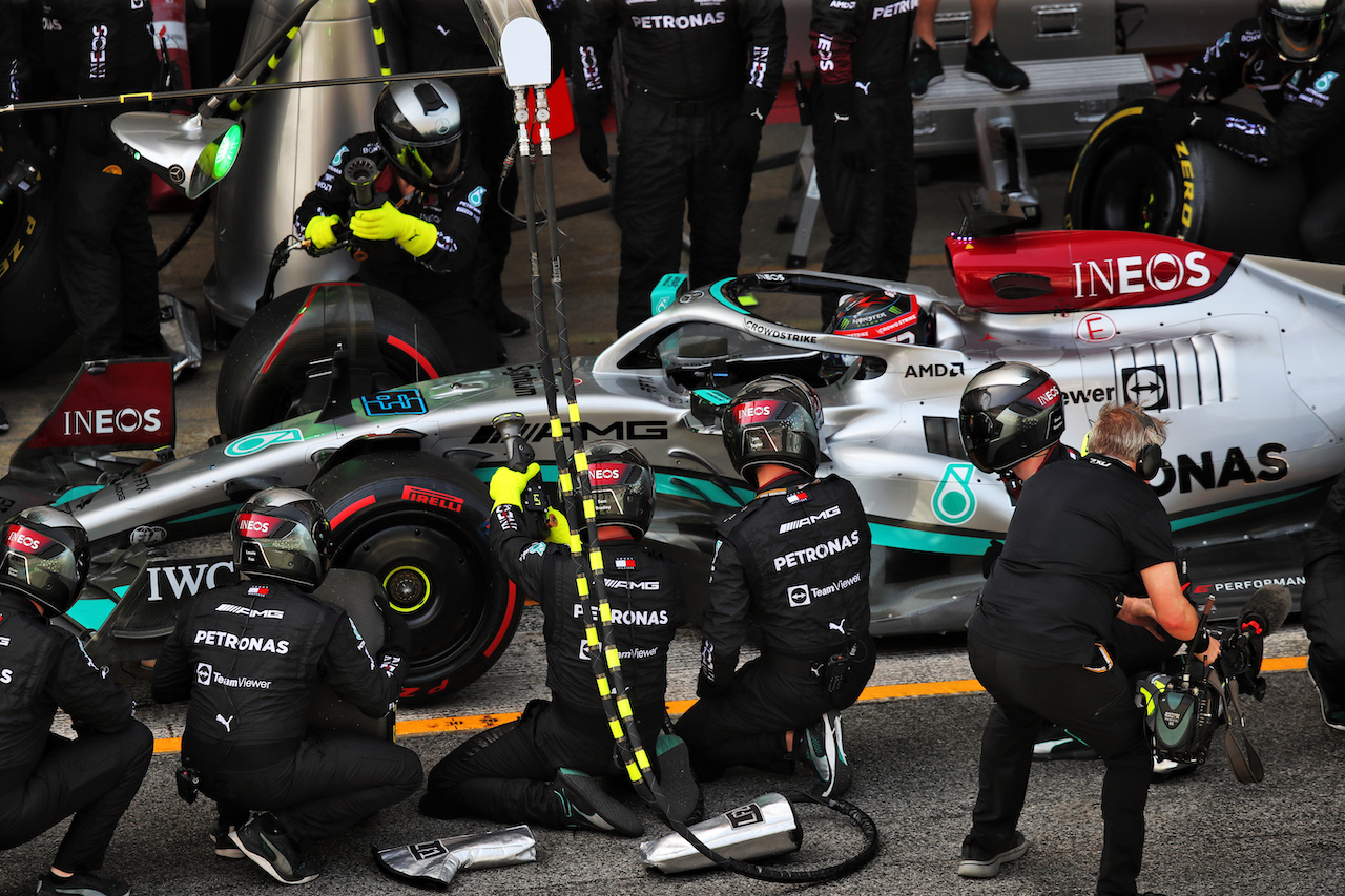 GP SPAGNA, George Russell (GBR) Mercedes AMG F1 W13 makes a pit stop.
22.05.2022. Formula 1 World Championship, Rd 6, Spanish Grand Prix, Barcelona, Spain, Gara Day.
 - www.xpbimages.com, EMail: requests@xpbimages.com © Copyright: Coates / XPB Images
