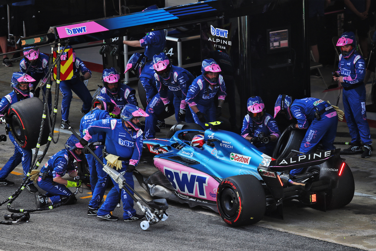 GP SPAGNA, Esteban Ocon (FRA) Alpine F1 Team A522 makes a pit stop.
22.05.2022. Formula 1 World Championship, Rd 6, Spanish Grand Prix, Barcelona, Spain, Gara Day.
 - www.xpbimages.com, EMail: requests@xpbimages.com © Copyright: Coates / XPB Images