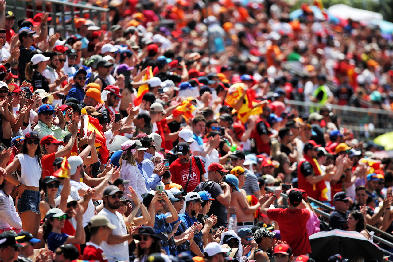GP SPAGNA, Circuit Atmosfera - fans in the grandstand.
22.05.2022. Formula 1 World Championship, Rd 6, Spanish Grand Prix, Barcelona, Spain, Gara Day.
 - www.xpbimages.com, EMail: requests@xpbimages.com © Copyright: Coates / XPB Images