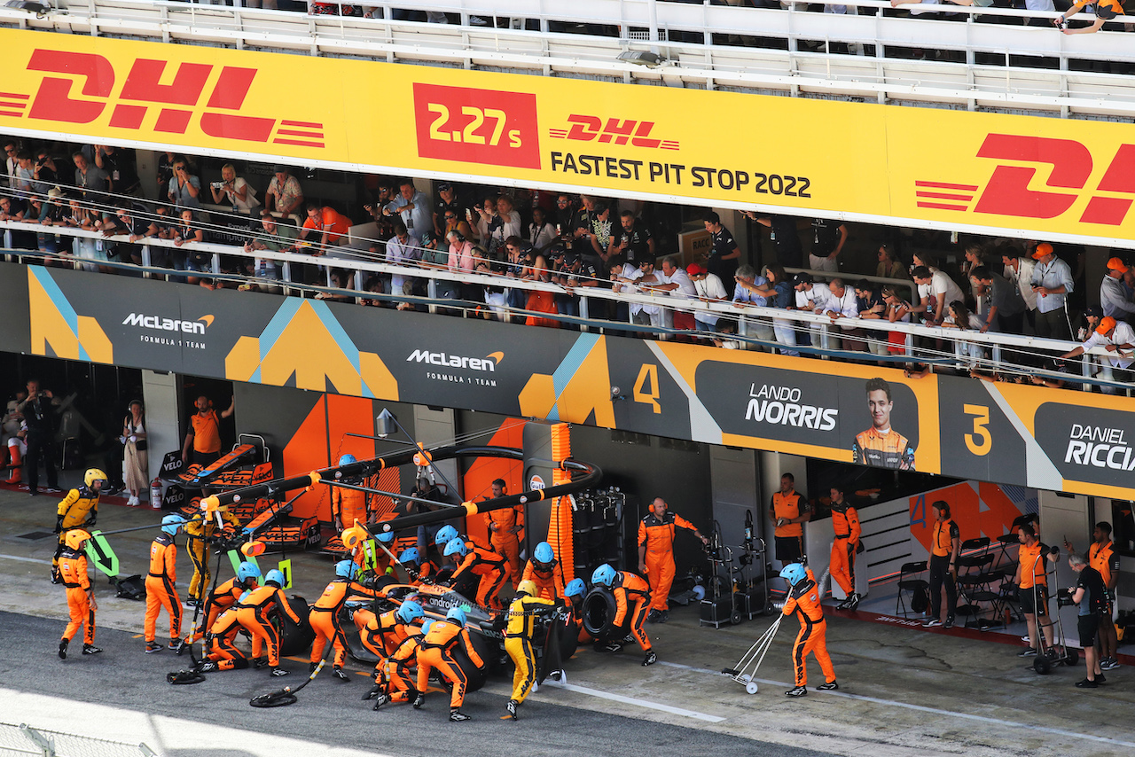 GP SPAGNA, Daniel Ricciardo (AUS) McLaren MCL36 makes a pit stop.
22.05.2022. Formula 1 World Championship, Rd 6, Spanish Grand Prix, Barcelona, Spain, Gara Day.
 - www.xpbimages.com, EMail: requests@xpbimages.com © Copyright: Coates / XPB Images