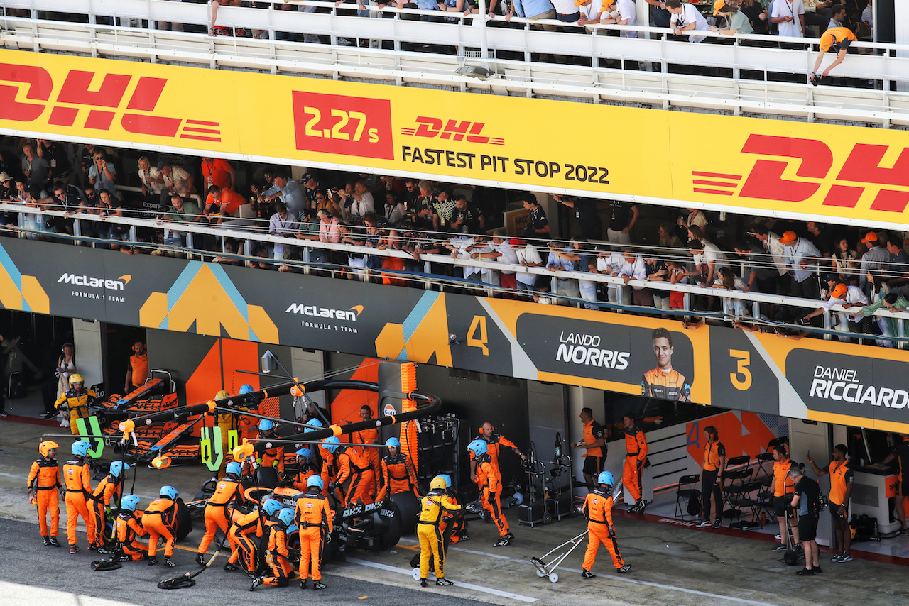 GP SPAGNA, Daniel Ricciardo (AUS) McLaren MCL36 makes a pit stop.
22.05.2022. Formula 1 World Championship, Rd 6, Spanish Grand Prix, Barcelona, Spain, Gara Day.
 - www.xpbimages.com, EMail: requests@xpbimages.com © Copyright: Coates / XPB Images