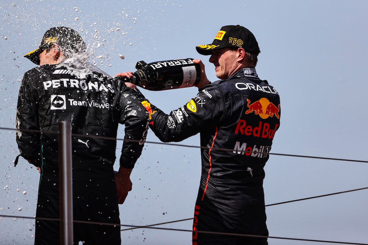 GP SPAGNA, George Russell (GBR), Mercedes AMG F1 e Max Verstappen (NLD), Red Bull Racing 
22.05.2022. Formula 1 World Championship, Rd 6, Spanish Grand Prix, Barcelona, Spain, Gara Day.
- www.xpbimages.com, EMail: requests@xpbimages.com ¬© Copyright: Charniaux / XPB Images