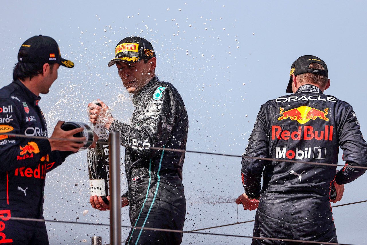 GP SPAGNA, Sergio Perez (MEX), Red Bull Racing e Max Verstappen (NLD), Red Bull Racing e George Russell (GBR), Mercedes AMG F1 
22.05.2022. Formula 1 World Championship, Rd 6, Spanish Grand Prix, Barcelona, Spain, Gara Day.
- www.xpbimages.com, EMail: requests@xpbimages.com © Copyright: Charniaux / XPB Images