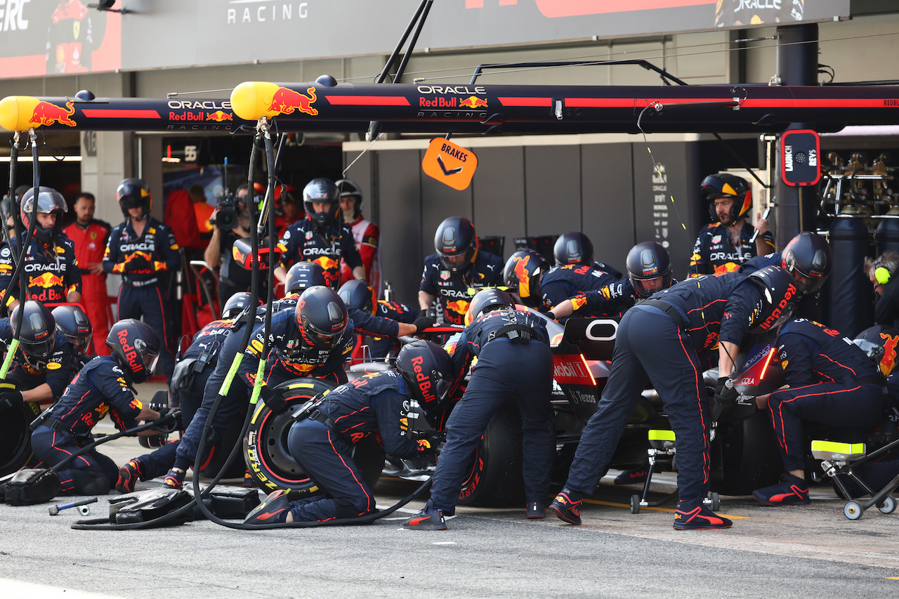 GP SPAGNA, Sergio Perez (MEX) Red Bull Racing RB18 pit stop.
22.05.2022. Formula 1 World Championship, Rd 6, Spanish Grand Prix, Barcelona, Spain, Gara Day.
- www.xpbimages.com, EMail: requests@xpbimages.com ¬© Copyright: Batchelor / XPB Images