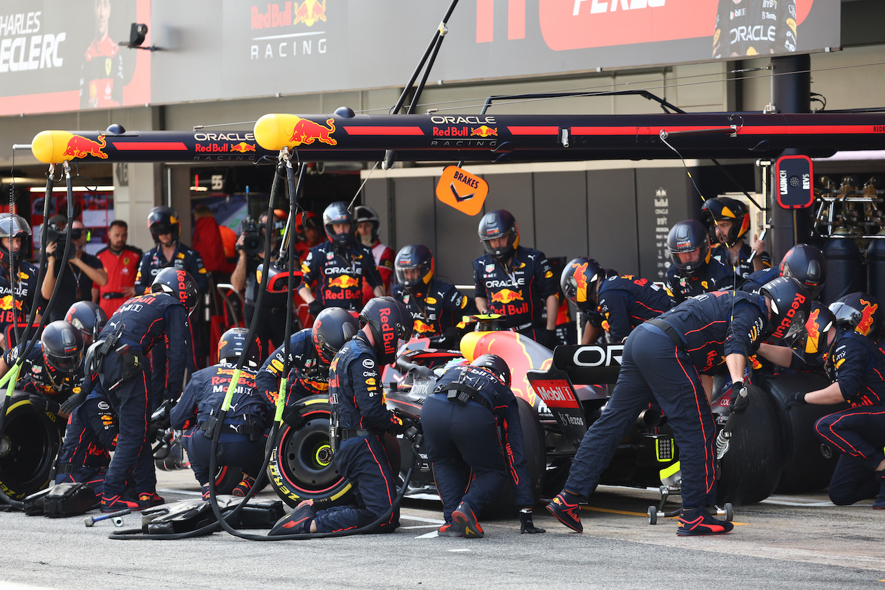 GP SPAGNA, Sergio Perez (MEX) Red Bull Racing RB18 pit stop.
22.05.2022. Formula 1 World Championship, Rd 6, Spanish Grand Prix, Barcelona, Spain, Gara Day.
- www.xpbimages.com, EMail: requests@xpbimages.com ¬© Copyright: Batchelor / XPB Images