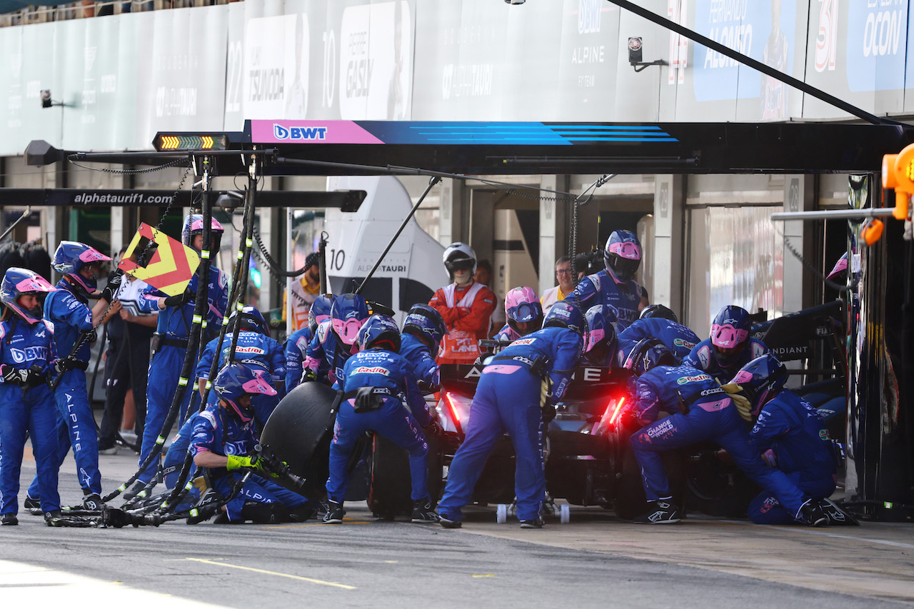 GP SPAGNA, Fernando Alonso (ESP) Alpine F1 Team A522 pit stop.
22.05.2022. Formula 1 World Championship, Rd 6, Spanish Grand Prix, Barcelona, Spain, Gara Day.
- www.xpbimages.com, EMail: requests@xpbimages.com ¬© Copyright: Batchelor / XPB Images