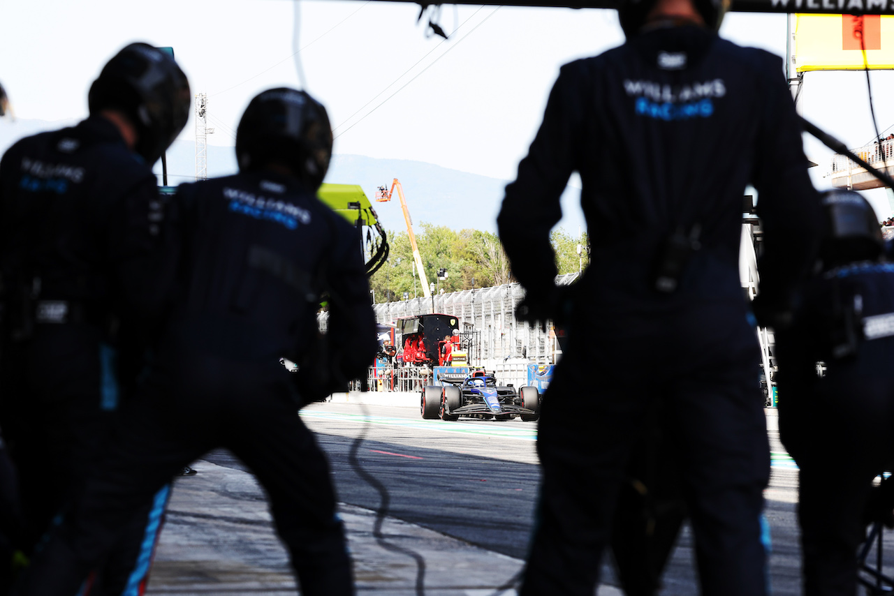 GP SPAGNA, Nicholas Latifi (CDN) Williams Racing FW44 makes a pit stop.
22.05.2022. Formula 1 World Championship, Rd 6, Spanish Grand Prix, Barcelona, Spain, Gara Day.
- www.xpbimages.com, EMail: requests@xpbimages.com © Copyright: Bearne / XPB Images