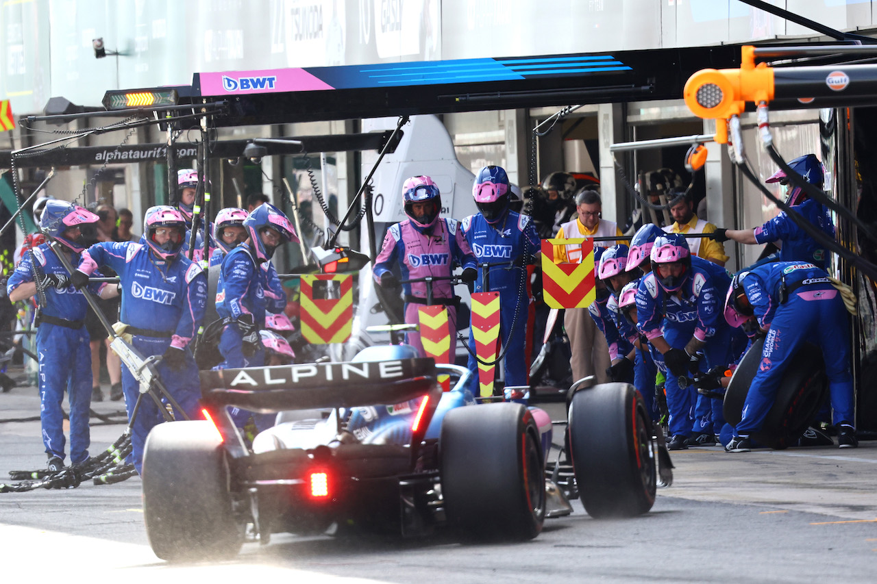 GP SPAGNA, Esteban Ocon (FRA) Alpine F1 Team A522 pit stop.
22.05.2022. Formula 1 World Championship, Rd 6, Spanish Grand Prix, Barcelona, Spain, Gara Day.
- www.xpbimages.com, EMail: requests@xpbimages.com ¬© Copyright: Batchelor / XPB Images