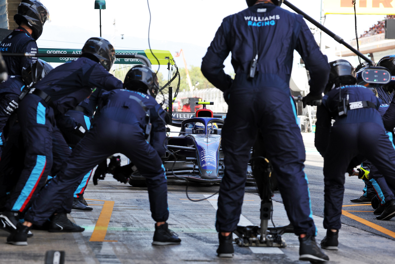 GP SPAGNA, Nicholas Latifi (CDN) Williams Racing FW44 makes a pit stop.
22.05.2022. Formula 1 World Championship, Rd 6, Spanish Grand Prix, Barcelona, Spain, Gara Day.
- www.xpbimages.com, EMail: requests@xpbimages.com © Copyright: Bearne / XPB Images