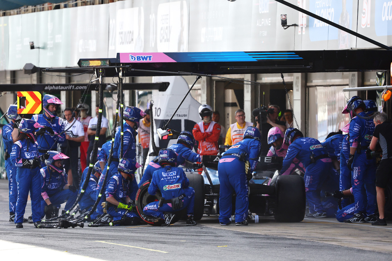 GP SPAGNA, Fernando Alonso (ESP) Alpine F1 Team A522 pit stop.
22.05.2022. Formula 1 World Championship, Rd 6, Spanish Grand Prix, Barcelona, Spain, Gara Day.
- www.xpbimages.com, EMail: requests@xpbimages.com ¬© Copyright: Batchelor / XPB Images