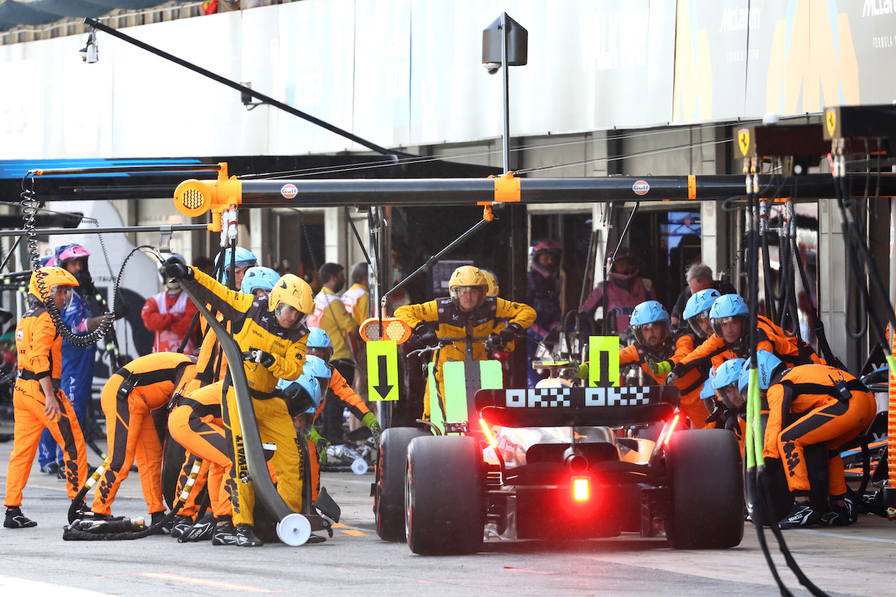 GP SPAGNA, Lando Norris (GBR) McLaren MCL36 pit stop.
22.05.2022. Formula 1 World Championship, Rd 6, Spanish Grand Prix, Barcelona, Spain, Gara Day.
- www.xpbimages.com, EMail: requests@xpbimages.com ¬© Copyright: Batchelor / XPB Images