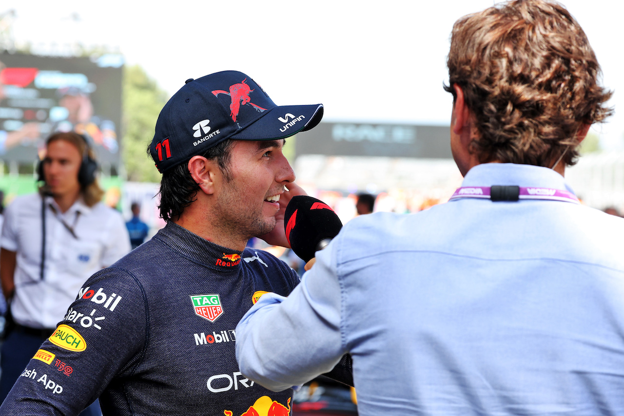 GP SPAGNA, Second placed Sergio Perez (MEX) Red Bull Racing in parc ferme.
22.05.2022. Formula 1 World Championship, Rd 6, Spanish Grand Prix, Barcelona, Spain, Gara Day.
- www.xpbimages.com, EMail: requests@xpbimages.com © Copyright: Bearne / XPB Images