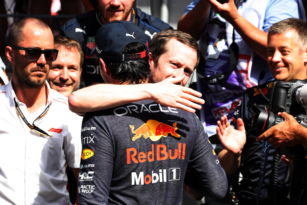 GP SPAGNA, Sergio Perez (MEX) Red Bull Racing celebrates his second position with the team in parc ferme.
22.05.2022. Formula 1 World Championship, Rd 6, Spanish Grand Prix, Barcelona, Spain, Gara Day.
- www.xpbimages.com, EMail: requests@xpbimages.com © Copyright: Bearne / XPB Images