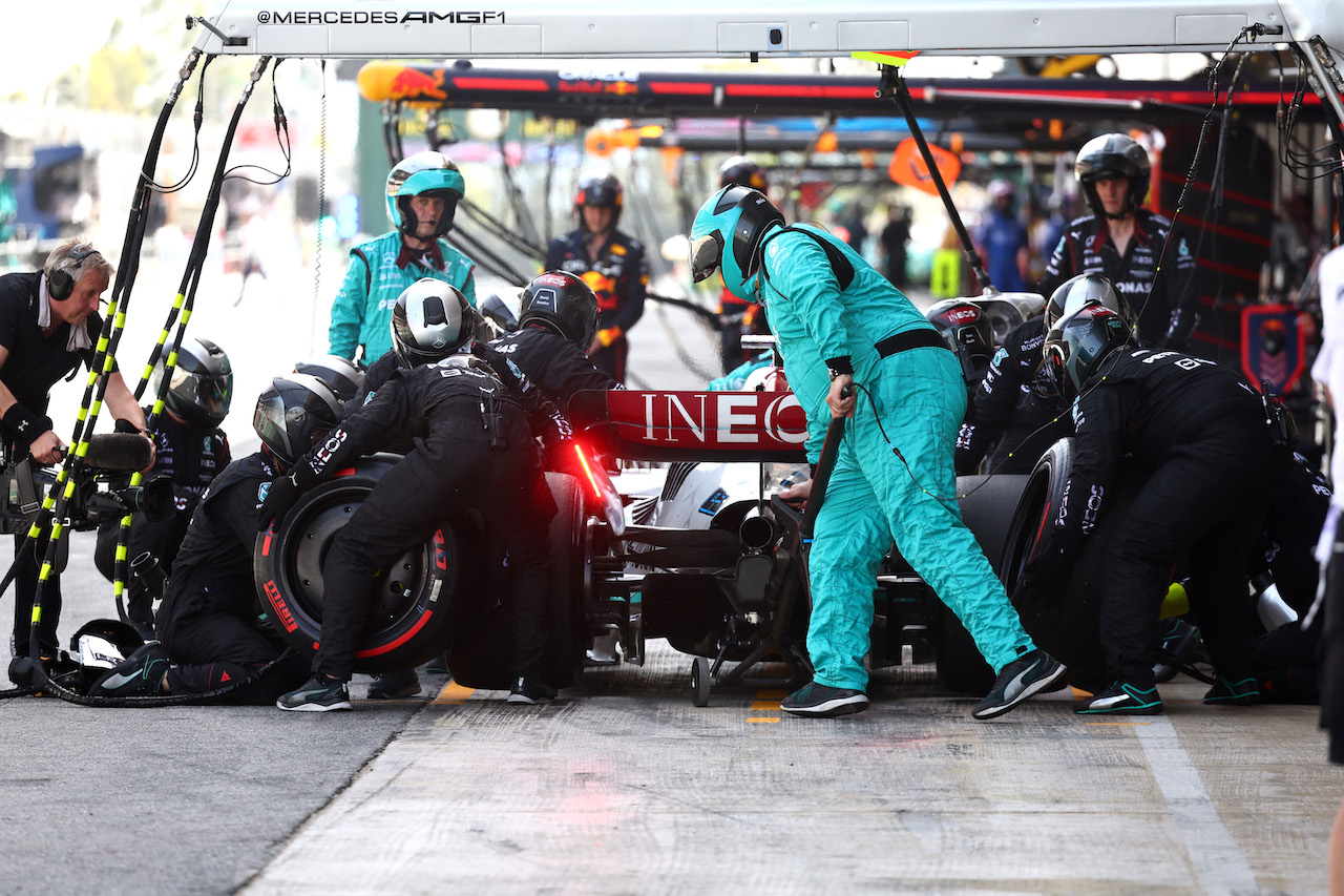 GP SPAGNA, George Russell (GBR) Mercedes AMG F1 W13 pit stop.
22.05.2022. Formula 1 World Championship, Rd 6, Spanish Grand Prix, Barcelona, Spain, Gara Day.
- www.xpbimages.com, EMail: requests@xpbimages.com ¬© Copyright: Batchelor / XPB Images