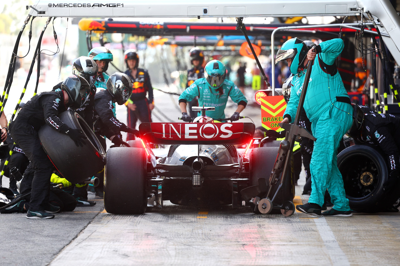 GP SPAGNA, George Russell (GBR) Mercedes AMG F1 W13 pit stop.
22.05.2022. Formula 1 World Championship, Rd 6, Spanish Grand Prix, Barcelona, Spain, Gara Day.
- www.xpbimages.com, EMail: requests@xpbimages.com ¬© Copyright: Batchelor / XPB Images