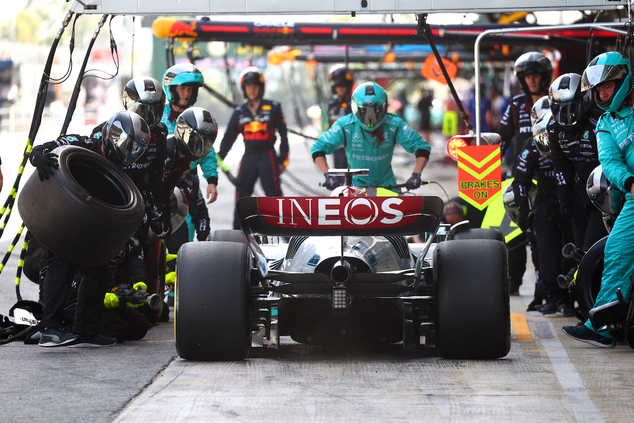 GP SPAGNA, George Russell (GBR) Mercedes AMG F1 W13 pit stop.
22.05.2022. Formula 1 World Championship, Rd 6, Spanish Grand Prix, Barcelona, Spain, Gara Day.
- www.xpbimages.com, EMail: requests@xpbimages.com ¬© Copyright: Batchelor / XPB Images