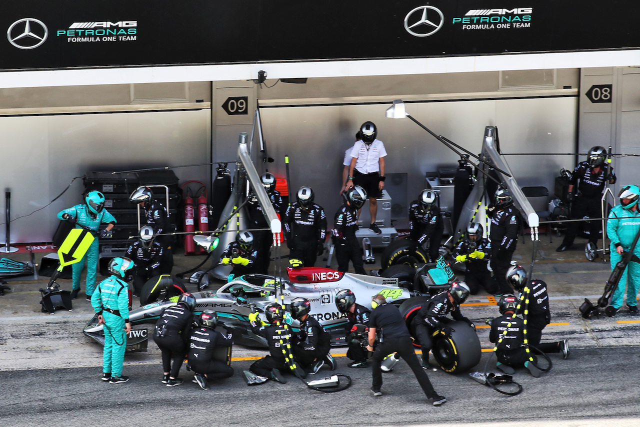 GP SPAGNA, Lewis Hamilton (GBR) Mercedes AMG F1 W13 makes a pit stop.
22.05.2022. Formula 1 World Championship, Rd 6, Spanish Grand Prix, Barcelona, Spain, Gara Day.
 - www.xpbimages.com, EMail: requests@xpbimages.com © Copyright: Coates / XPB Images