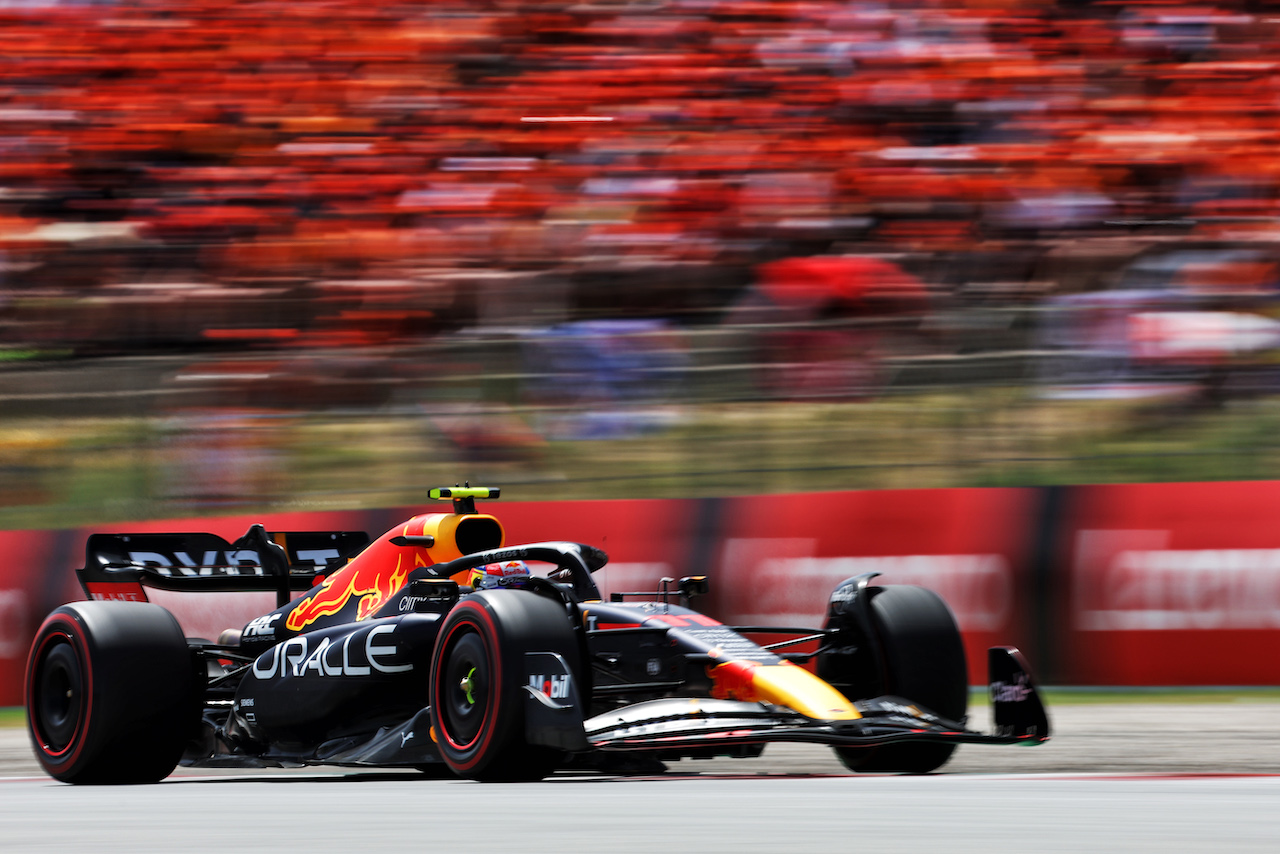 GP SPAGNA, Sergio Perez (MEX) Red Bull Racing RB18.
22.05.2022. Formula 1 World Championship, Rd 6, Spanish Grand Prix, Barcelona, Spain, Gara Day.
- www.xpbimages.com, EMail: requests@xpbimages.com © Copyright: Bearne / XPB Images