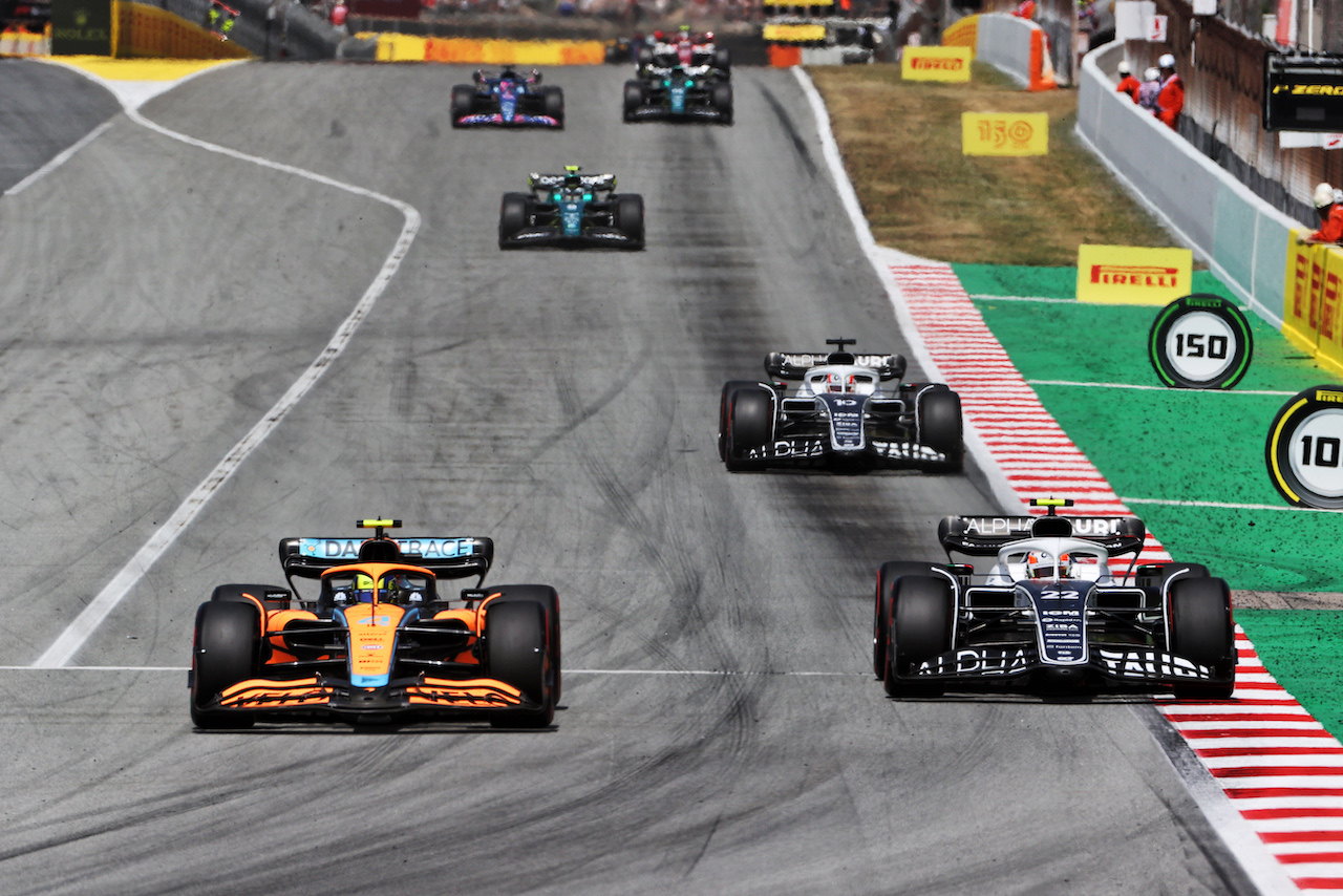 GP SPAGNA, Lando Norris (GBR) McLaren MCL36 e Yuki Tsunoda (JPN) AlphaTauri AT03 battle for position.
22.05.2022. Formula 1 World Championship, Rd 6, Spanish Grand Prix, Barcelona, Spain, Gara Day.
- www.xpbimages.com, EMail: requests@xpbimages.com © Copyright: Charniaux / XPB Images