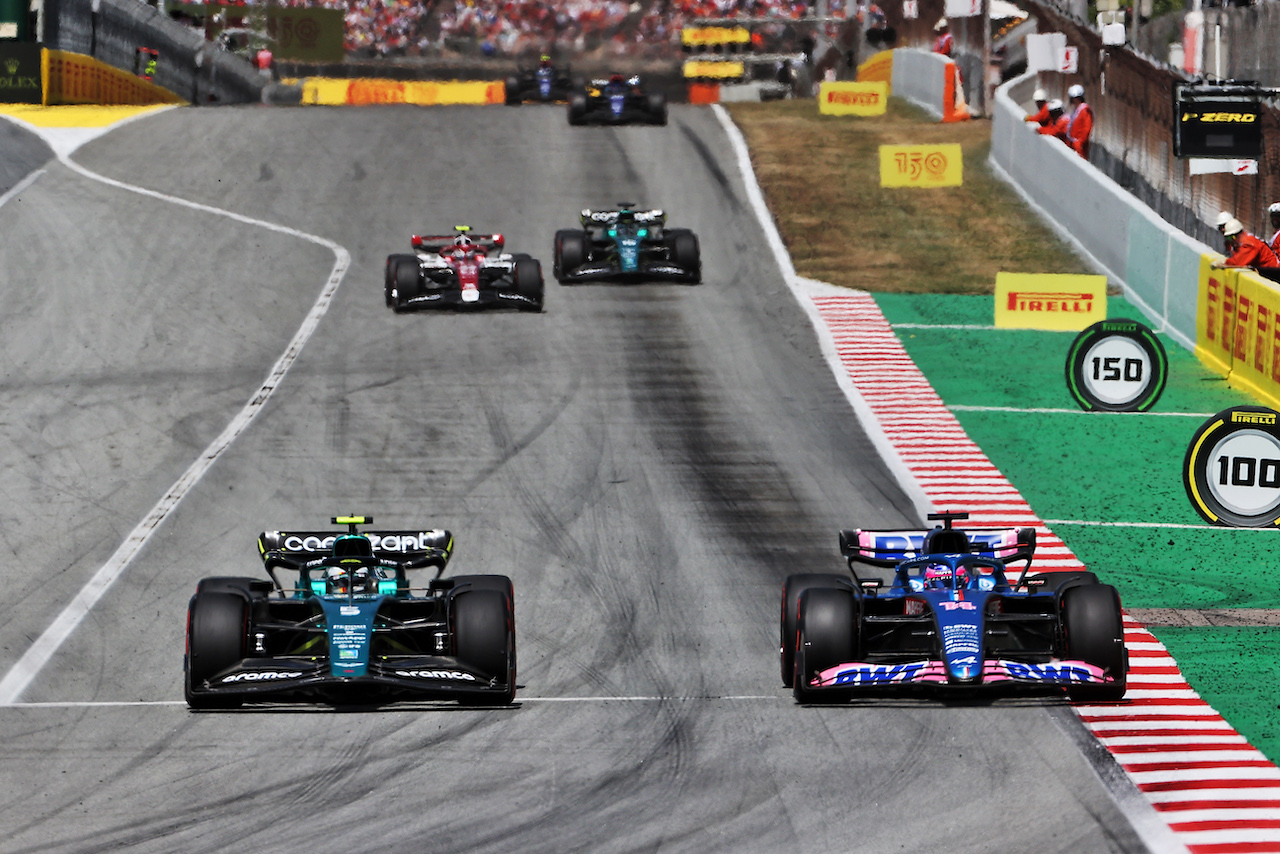 GP SPAGNA, Sebastian Vettel (GER) Aston Martin F1 Team AMR22 e Fernando Alonso (ESP) Alpine F1 Team A522 battle for position.
22.05.2022. Formula 1 World Championship, Rd 6, Spanish Grand Prix, Barcelona, Spain, Gara Day.
- www.xpbimages.com, EMail: requests@xpbimages.com © Copyright: Charniaux / XPB Images