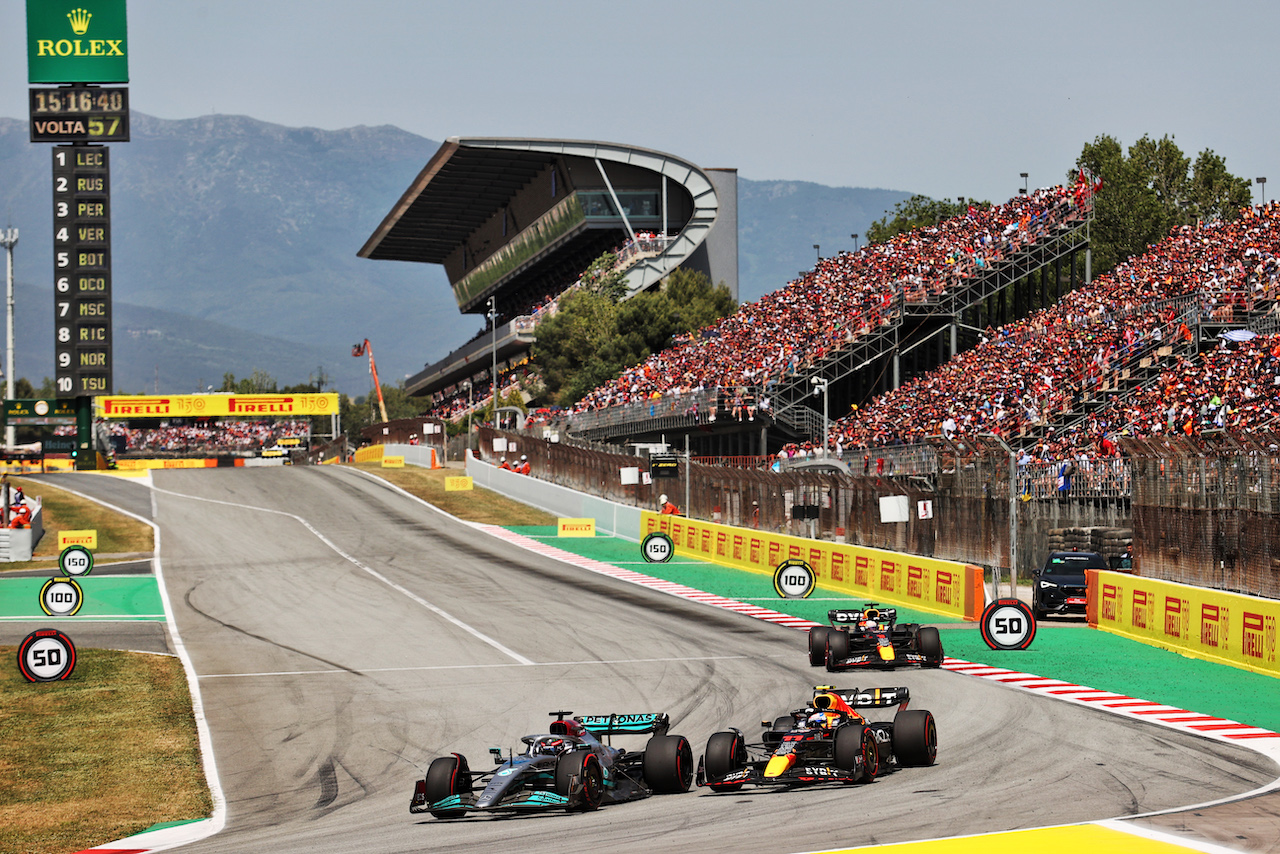 GP SPAGNA, George Russell (GBR) Mercedes AMG F1 W13 e Max Verstappen (NLD) Red Bull Racing RB18 battle for position.
22.05.2022. Formula 1 World Championship, Rd 6, Spanish Grand Prix, Barcelona, Spain, Gara Day.
- www.xpbimages.com, EMail: requests@xpbimages.com © Copyright: Charniaux / XPB Images