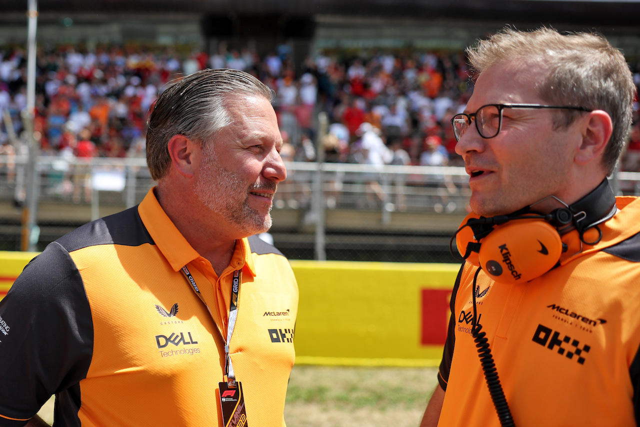 GP SPAGNA, (L to R): Zak Brown (USA) McLaren Executive Director with Andreas Seidl, McLaren Managing Director on the grid.
22.05.2022. Formula 1 World Championship, Rd 6, Spanish Grand Prix, Barcelona, Spain, Gara Day.
- www.xpbimages.com, EMail: requests@xpbimages.com © Copyright: Bearne / XPB Images