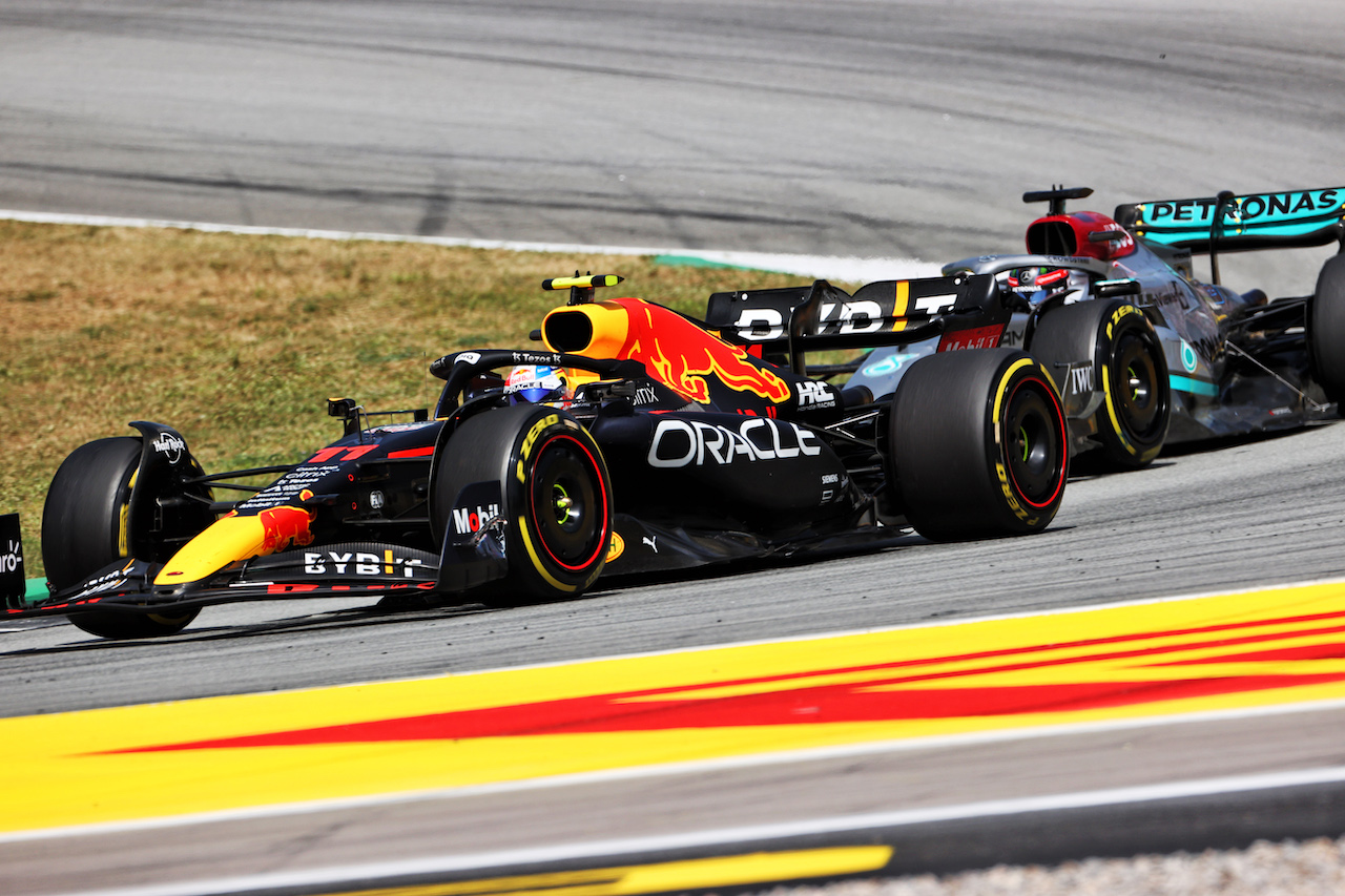GP SPAGNA, Sergio Perez (MEX) Red Bull Racing RB18.
22.05.2022. Formula 1 World Championship, Rd 6, Spanish Grand Prix, Barcelona, Spain, Gara Day.
- www.xpbimages.com, EMail: requests@xpbimages.com © Copyright: Charniaux / XPB Images