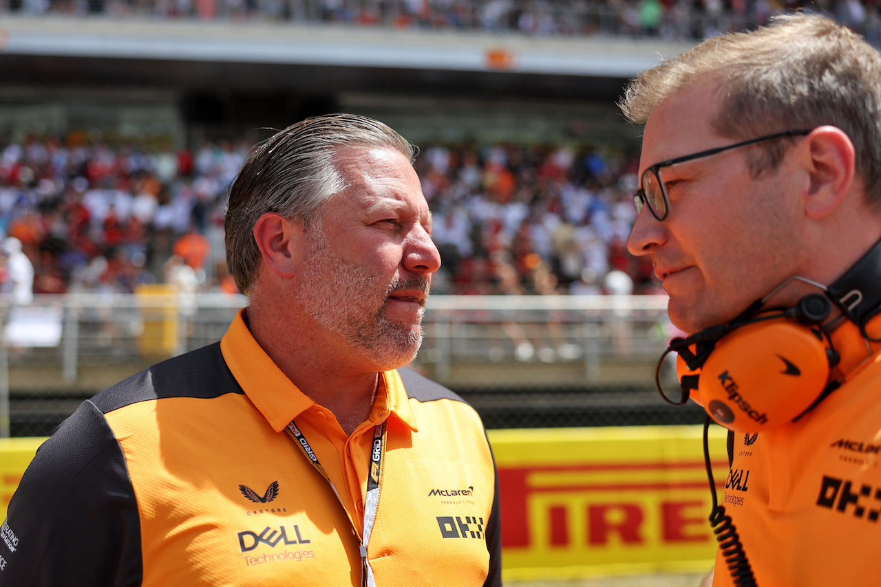 GP SPAGNA, (L to R): Zak Brown (USA) McLaren Executive Director with Andreas Seidl, McLaren Managing Director on the grid.
22.05.2022. Formula 1 World Championship, Rd 6, Spanish Grand Prix, Barcelona, Spain, Gara Day.
- www.xpbimages.com, EMail: requests@xpbimages.com © Copyright: Bearne / XPB Images
