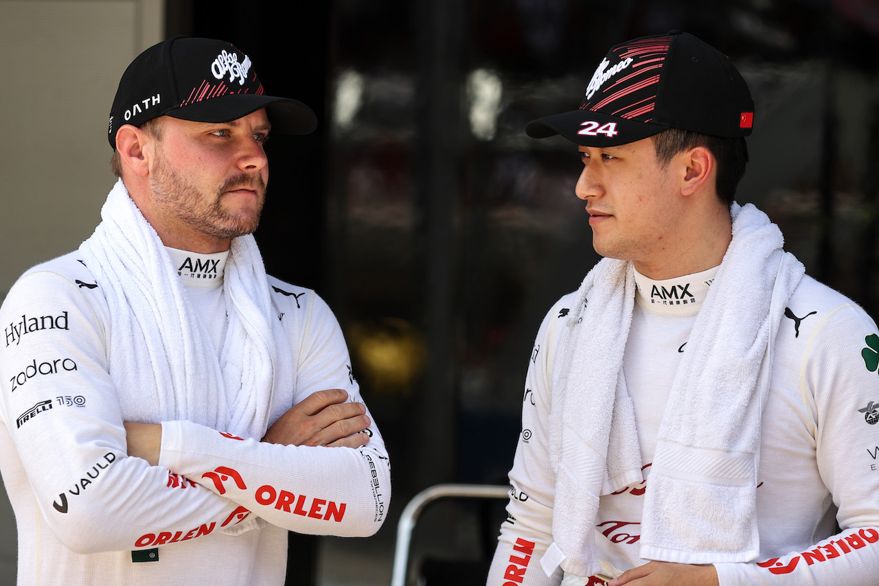 GP SPAGNA, Valtteri Bottas (FIN), Alfa Romeo Racing e Guanyu Zhou (CHI), Alfa Romeo Racing 
22.05.2022. Formula 1 World Championship, Rd 6, Spanish Grand Prix, Barcelona, Spain, Gara Day.
- www.xpbimages.com, EMail: requests@xpbimages.com © Copyright: Charniaux / XPB Images