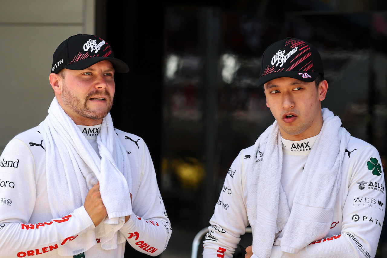 GP SPAGNA, Valtteri Bottas (FIN), Alfa Romeo Racing e Guanyu Zhou (CHI), Alfa Romeo Racing 
22.05.2022. Formula 1 World Championship, Rd 6, Spanish Grand Prix, Barcelona, Spain, Gara Day.
- www.xpbimages.com, EMail: requests@xpbimages.com ¬© Copyright: Charniaux / XPB Images