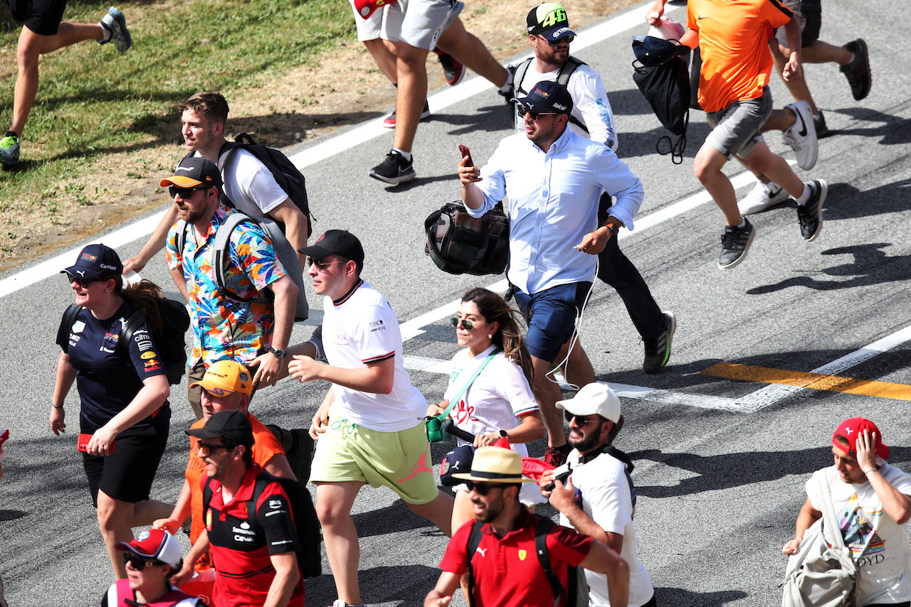 GP SPAGNA, Circuit Atmosfera - fans invade the circuit to head to the podium at the end of the race.
22.05.2022. Formula 1 World Championship, Rd 6, Spanish Grand Prix, Barcelona, Spain, Gara Day.
 - www.xpbimages.com, EMail: requests@xpbimages.com © Copyright: Coates / XPB Images