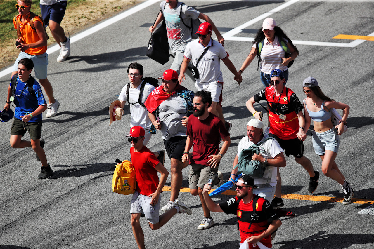 GP SPAGNA, Circuit Atmosfera - fans invade the circuit to head to the podium at the end of the race.
22.05.2022. Formula 1 World Championship, Rd 6, Spanish Grand Prix, Barcelona, Spain, Gara Day.
 - www.xpbimages.com, EMail: requests@xpbimages.com © Copyright: Coates / XPB Images