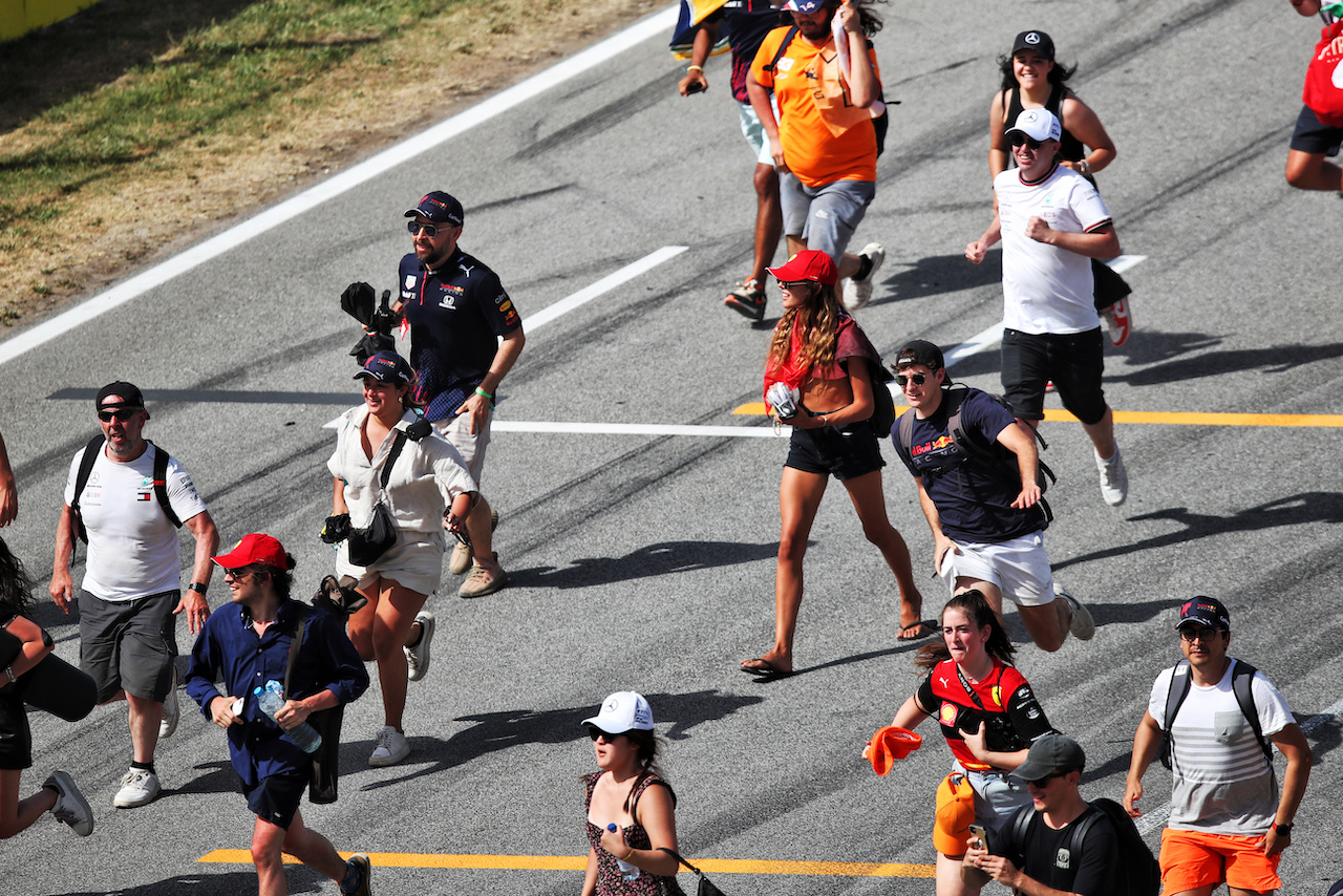 GP SPAGNA, Circuit Atmosfera - fans invade the circuit to head to the podium at the end of the race.
22.05.2022. Formula 1 World Championship, Rd 6, Spanish Grand Prix, Barcelona, Spain, Gara Day.
 - www.xpbimages.com, EMail: requests@xpbimages.com © Copyright: Coates / XPB Images