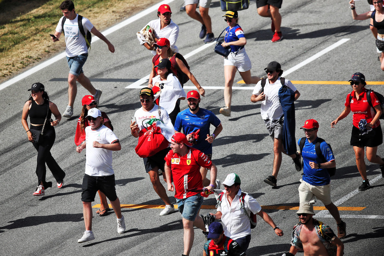 GP SPAGNA, Circuit Atmosfera - fans invade the circuit to head to the podium at the end of the race.
22.05.2022. Formula 1 World Championship, Rd 6, Spanish Grand Prix, Barcelona, Spain, Gara Day.
 - www.xpbimages.com, EMail: requests@xpbimages.com © Copyright: Coates / XPB Images