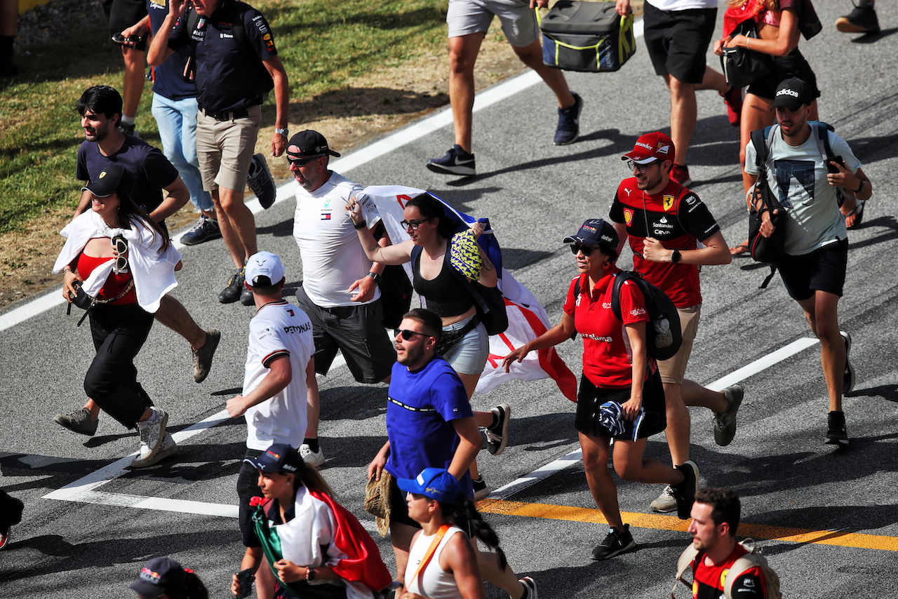 GP SPAGNA, Circuit Atmosfera - fans invade the circuit to head to the podium at the end of the race.
22.05.2022. Formula 1 World Championship, Rd 6, Spanish Grand Prix, Barcelona, Spain, Gara Day.
 - www.xpbimages.com, EMail: requests@xpbimages.com © Copyright: Coates / XPB Images
