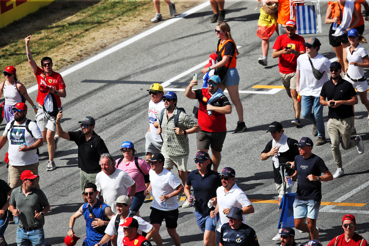 GP SPAGNA, Circuit Atmosfera - fans invade the circuit to head to the podium at the end of the race.
22.05.2022. Formula 1 World Championship, Rd 6, Spanish Grand Prix, Barcelona, Spain, Gara Day.
 - www.xpbimages.com, EMail: requests@xpbimages.com © Copyright: Coates / XPB Images