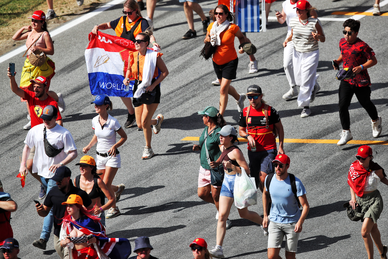 GP SPAGNA, Circuit Atmosfera - fans invade the circuit to head to the podium at the end of the race.
22.05.2022. Formula 1 World Championship, Rd 6, Spanish Grand Prix, Barcelona, Spain, Gara Day.
 - www.xpbimages.com, EMail: requests@xpbimages.com © Copyright: Coates / XPB Images