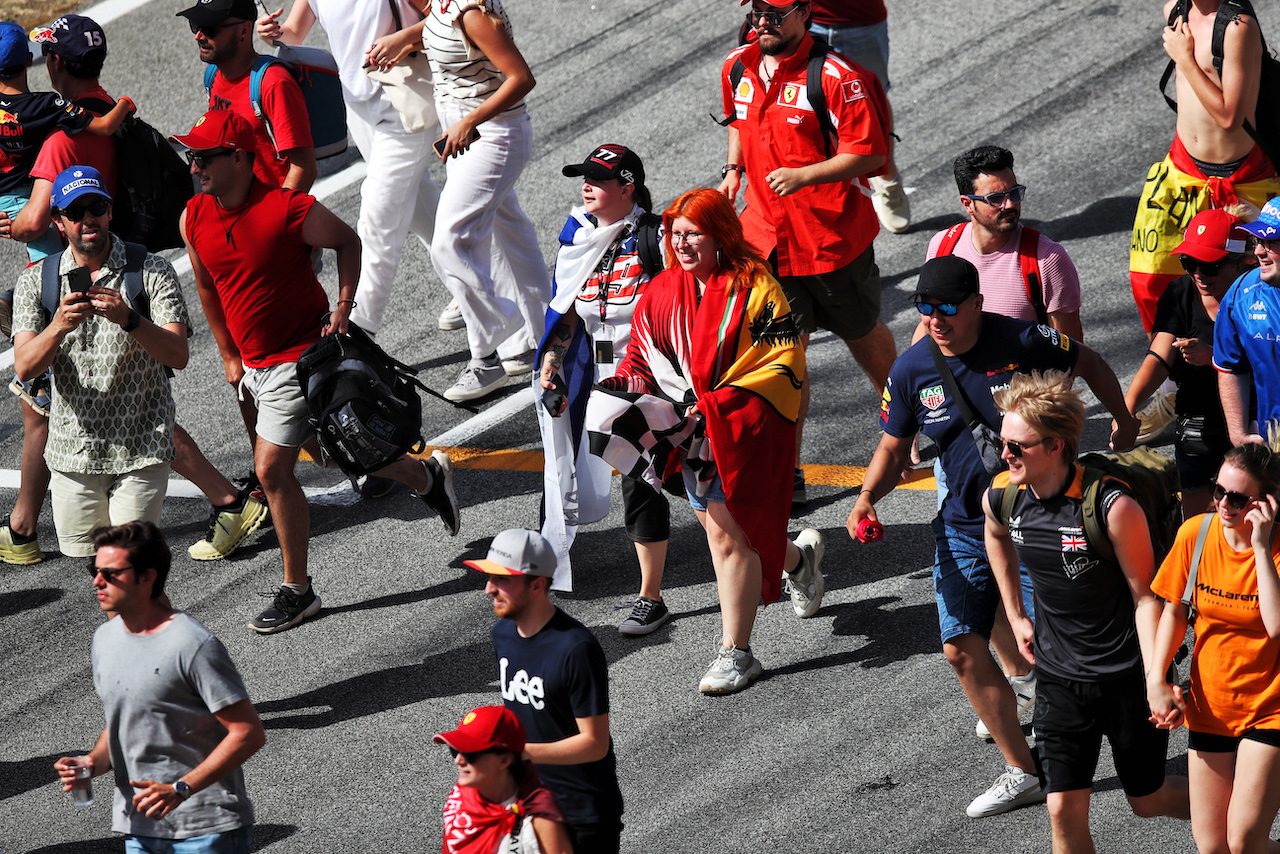 GP SPAGNA, Circuit Atmosfera - fans invade the circuit to head to the podium at the end of the race.
22.05.2022. Formula 1 World Championship, Rd 6, Spanish Grand Prix, Barcelona, Spain, Gara Day.
 - www.xpbimages.com, EMail: requests@xpbimages.com © Copyright: Coates / XPB Images
