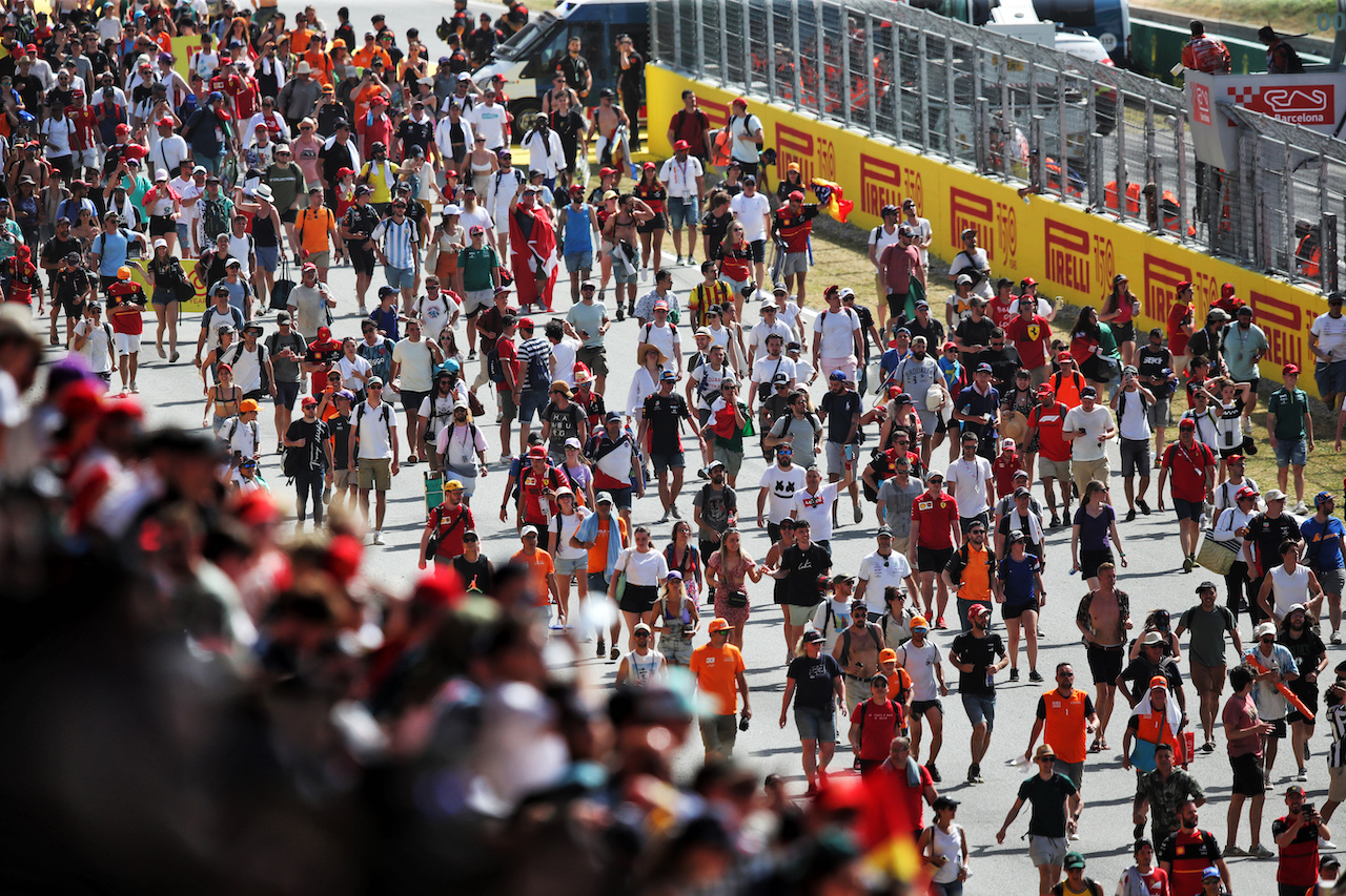 GP SPAGNA, Circuit Atmosfera - fans invade the circuit to head to the podium at the end of the race.
22.05.2022. Formula 1 World Championship, Rd 6, Spanish Grand Prix, Barcelona, Spain, Gara Day.
 - www.xpbimages.com, EMail: requests@xpbimages.com © Copyright: Coates / XPB Images
