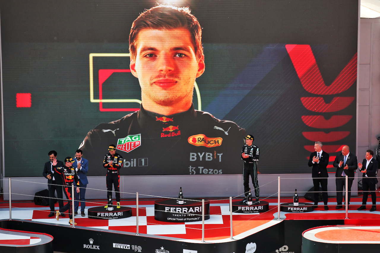 GP SPAGNA, The podium: Sergio Perez (MEX) Red Bull Racing, second; Max Verstappen (NLD) Red Bull Racing, vincitore; George Russell (GBR) Mercedes AMG F1, third.
22.05.2022. Formula 1 World Championship, Rd 6, Spanish Grand Prix, Barcelona, Spain, Gara Day.
 - www.xpbimages.com, EMail: requests@xpbimages.com © Copyright: Coates / XPB Images